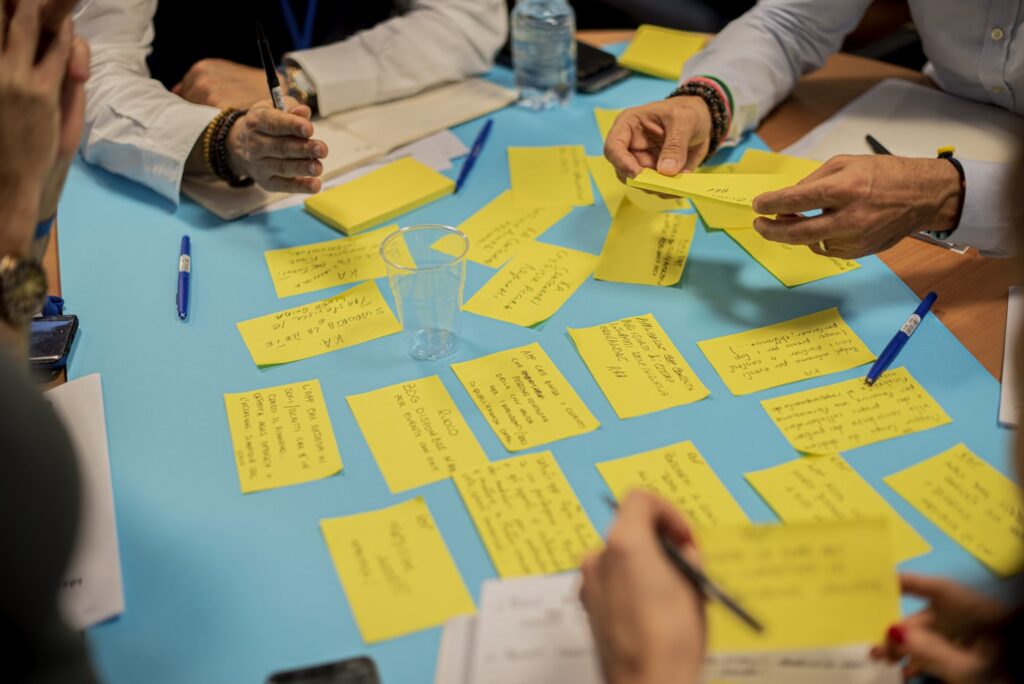 Haftnotizen in einem Workshop als Symbol für Reflexion und Ideensammlung